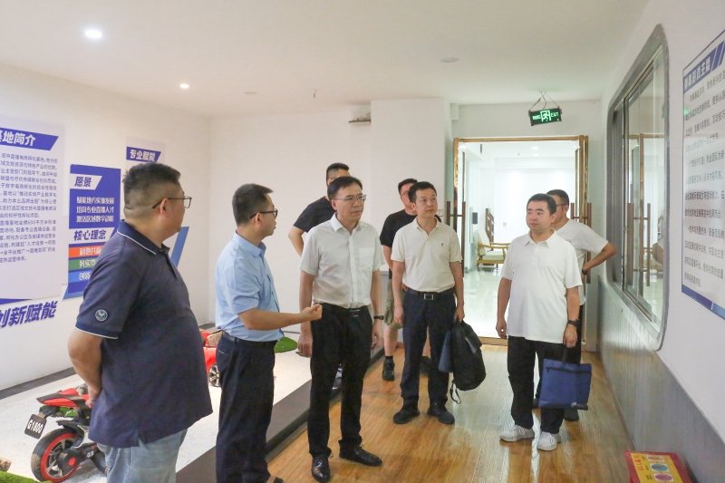 学校党委副书记霍学超带领艺术系党政领