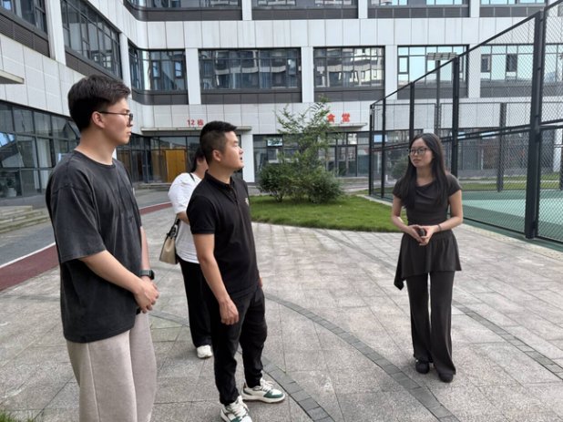 张余璨及辅导员杨玥一行